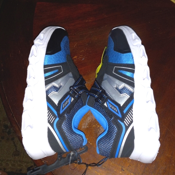 LIGHT-UP SNEAKERS NEW - Picture 5 of 10